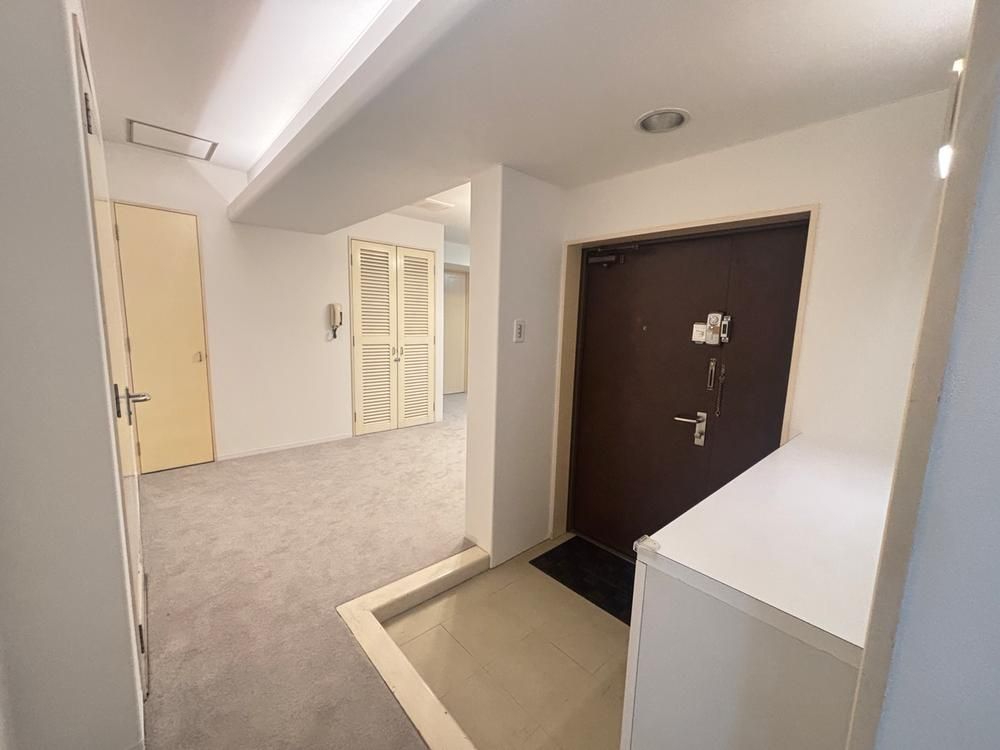 Renovated 4DK Apartment with River View in Miyazaki City - Thumbnail 3
