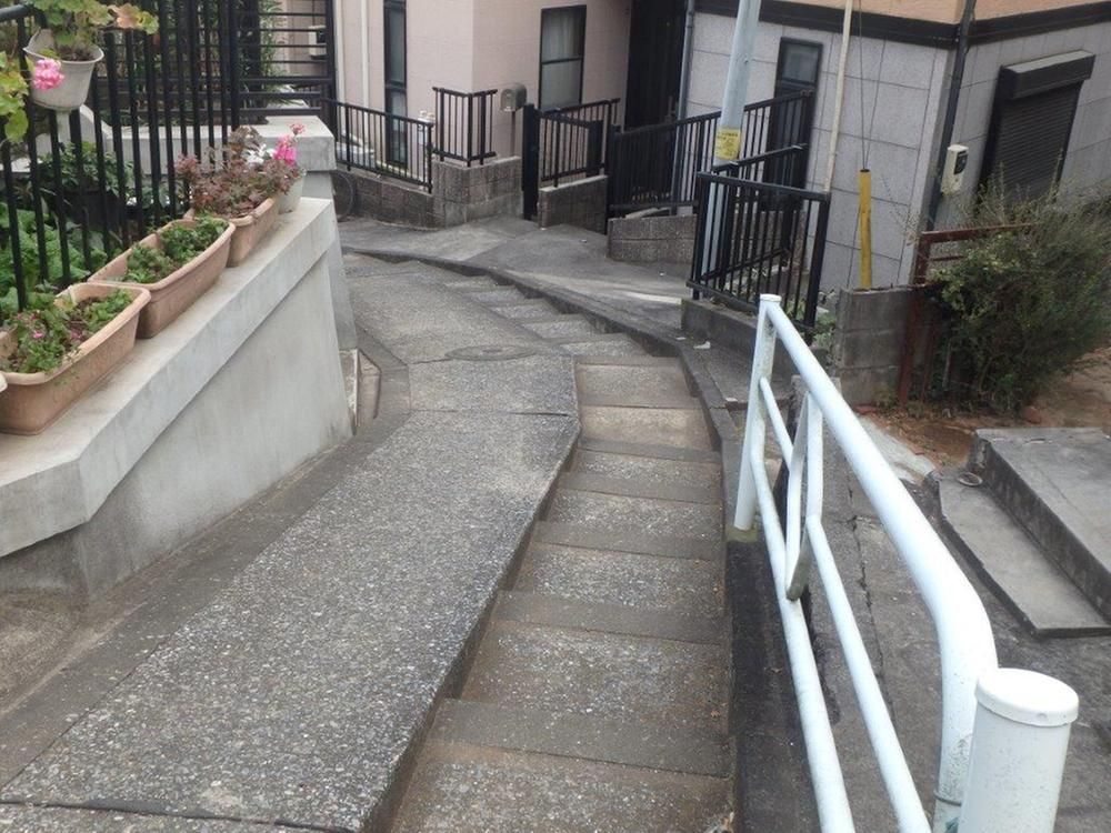 Renovated 2LDK House Near Konan Central Station, Yokohama - Thumbnail 2