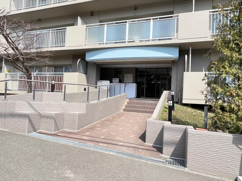 Renovated 3LDK Apartment for Sale in Sapporo Teine - Thumbnail 2