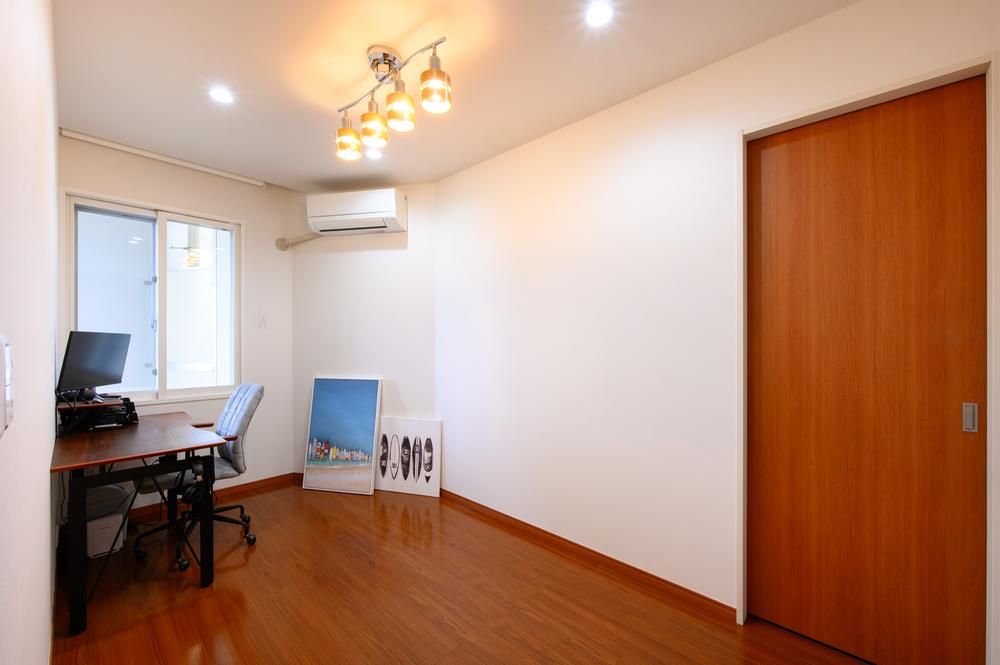 2LDK Apartment for Sale in Shibaura, Minato-ku, Tokyo - Thumbnail 4