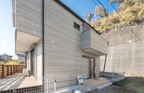 3LDK House for Sale in Yokosuka with Garden and Deck Terrace - Thumbnail 2