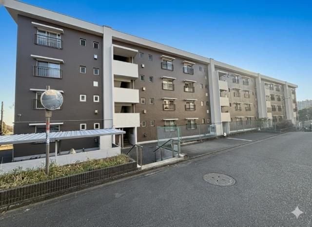 Renovated 2LDK Apartment in Isogo, Yokohama Near Station - Image 1