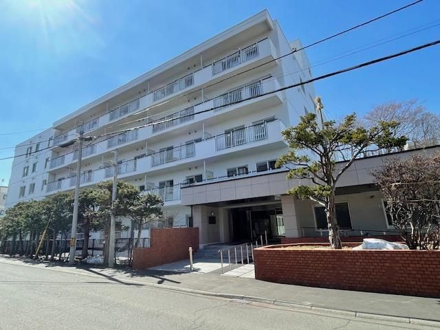 Renovated 4LDK Apartment in Sapporo Chuo Ward for Sale - Thumbnail 2
