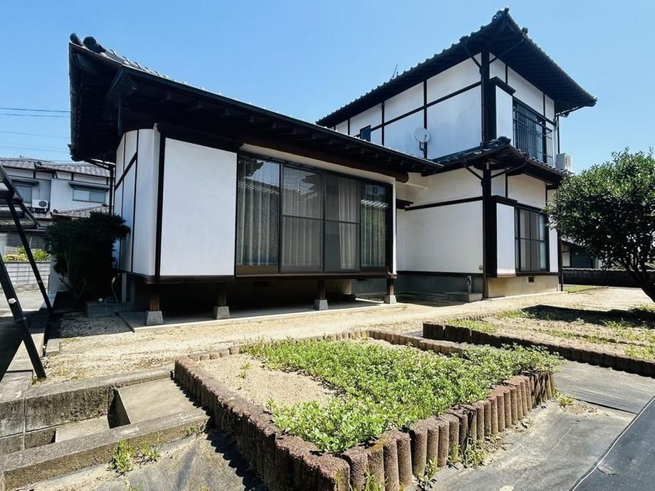 5DK+S House for Sale in Yukuhashi, Fukuoka - 122 Tsubo Land - Image 1