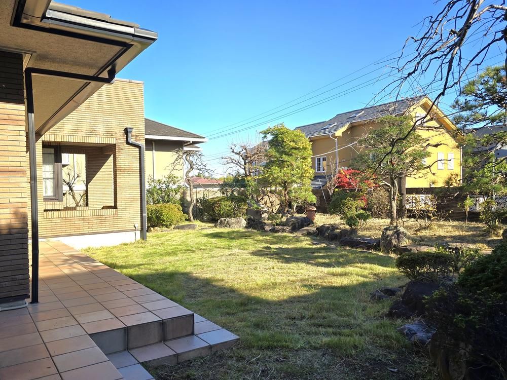 7LDK Modern House with Large Garden in Tama, Tokyo - Thumbnail 3