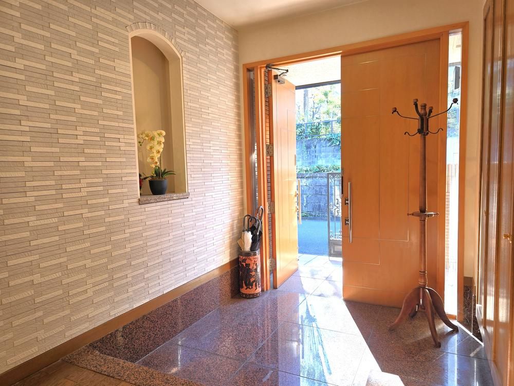 7LDK Modern House with Large Garden in Tama, Tokyo - Thumbnail 4