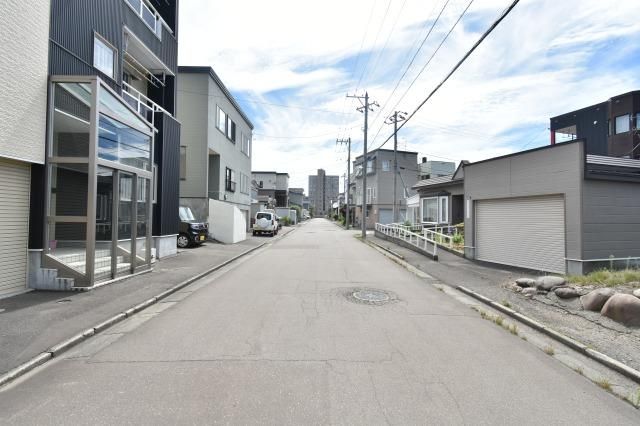 2LDK House for Sale in Minami Ward, Sapporo with Large Lot - Thumbnail 4