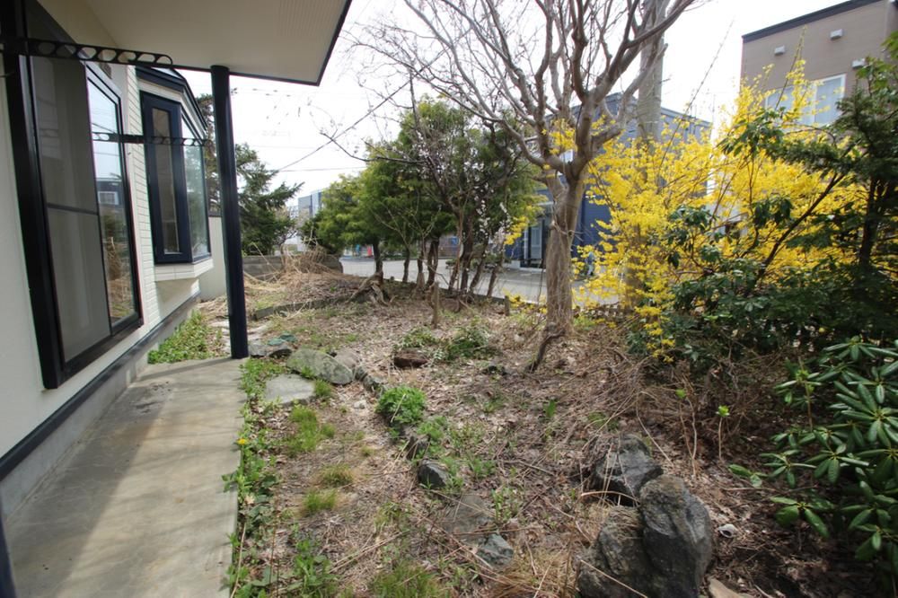 4LDK House on Corner Lot with Garden in Kita Ward, Sapporo - Thumbnail 2