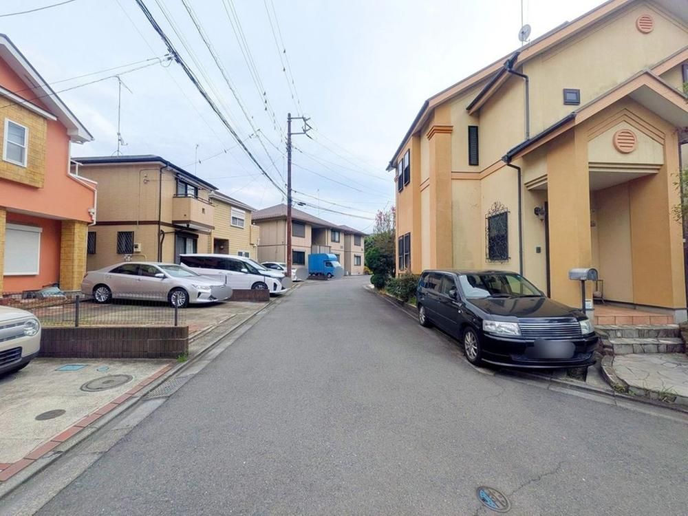4LDK House for Sale in Hadano with Corner Lot & Storage - Thumbnail 2
