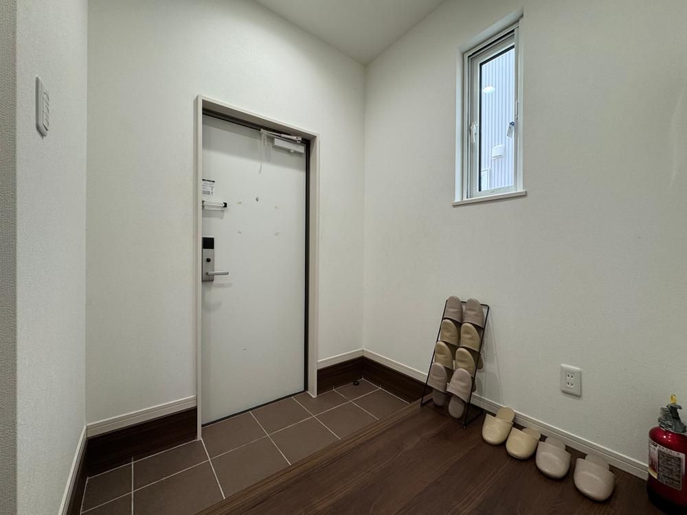 2LDK Wooden House for Sale on Kouri Island, Okinawa - Thumbnail 4