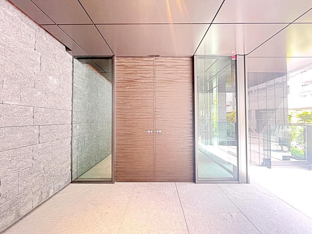 2LDK Apartment for Sale in Shibuya, Tokyo – 70.39m² - Thumbnail 2