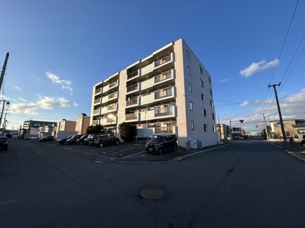 Renovated 3LDK Apartment for Sale in Kitahiroshima, Hokkaido - Image 1