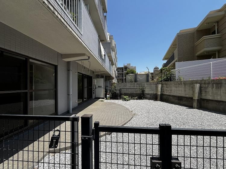 Renovated 2LDK Apartment with Garden in Kawasaki, Kanagawa - Thumbnail 3