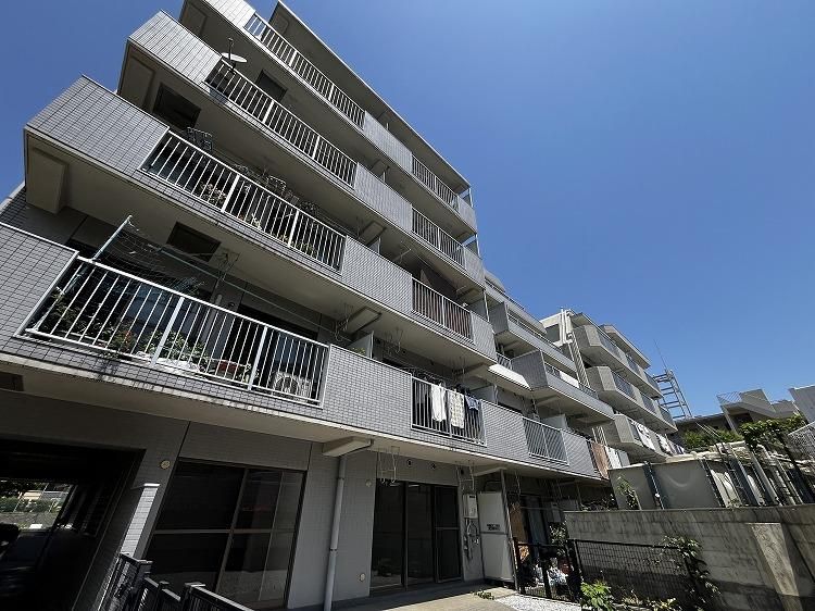 Renovated 2LDK Apartment with Garden in Kawasaki, Kanagawa - Thumbnail 2