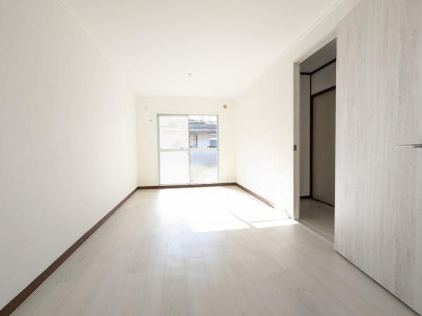 Renovated 4LDK Terrace House for Sale in Daigo, Kyoto - Thumbnail 2