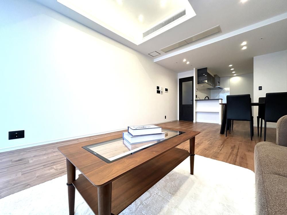 Renovated 2LDK Apartment for Sale in Minato Mirai, Yokohama - Thumbnail 4