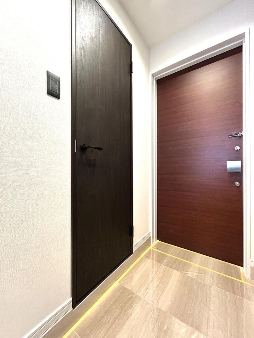 Renovated 2LDK Apartment for Sale in Minato Mirai, Yokohama - Image 1