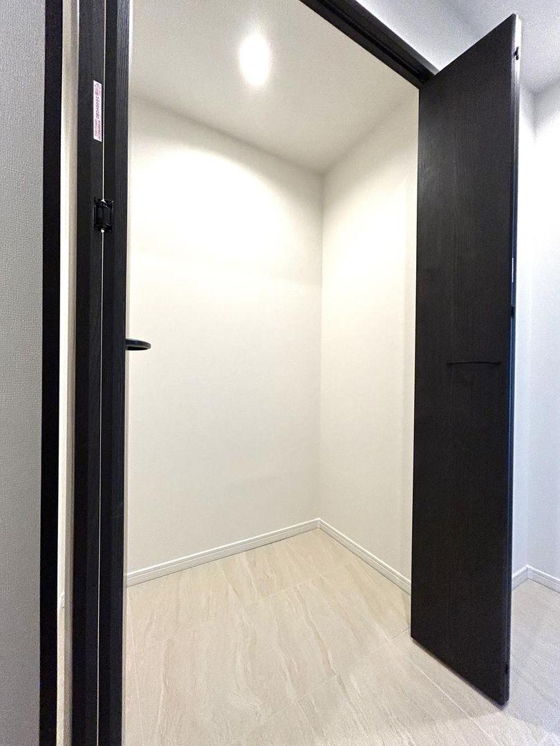 Renovated 2LDK Apartment for Sale in Minato Mirai, Yokohama - Thumbnail 2