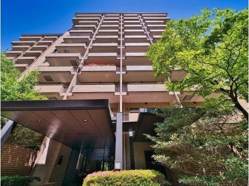 Spacious 3LDK Apartment for Sale in Hiroo, Shibuya, Tokyo - Thumbnail 2