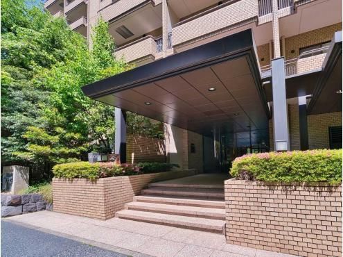 Spacious 3LDK Apartment for Sale in Hiroo, Shibuya, Tokyo - Thumbnail 3