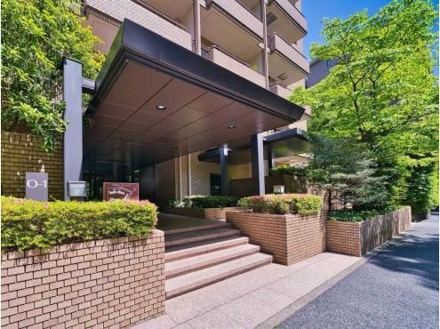 Spacious 3LDK Apartment for Sale in Hiroo, Shibuya, Tokyo - Thumbnail 4