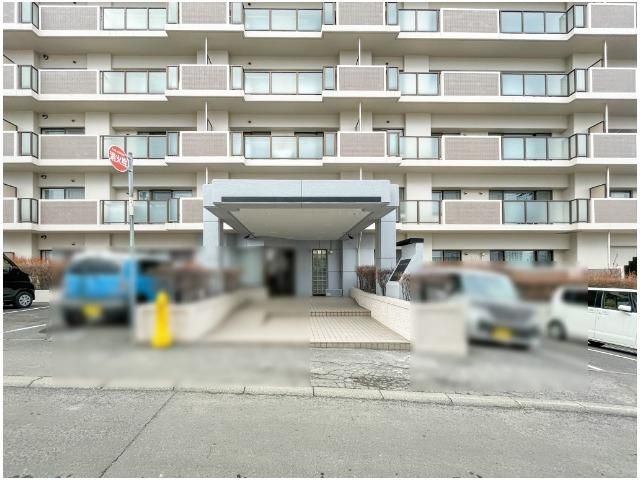 Renovated 3LDK Apartment for Sale in Sapporo Shiroishi - Thumbnail 2