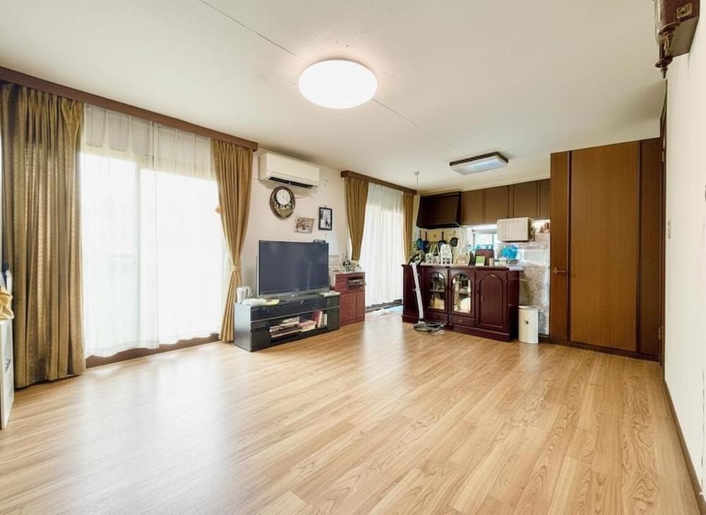 4LDK House on Large Corner Lot in Fukutsu City, Fukuoka - Thumbnail 3