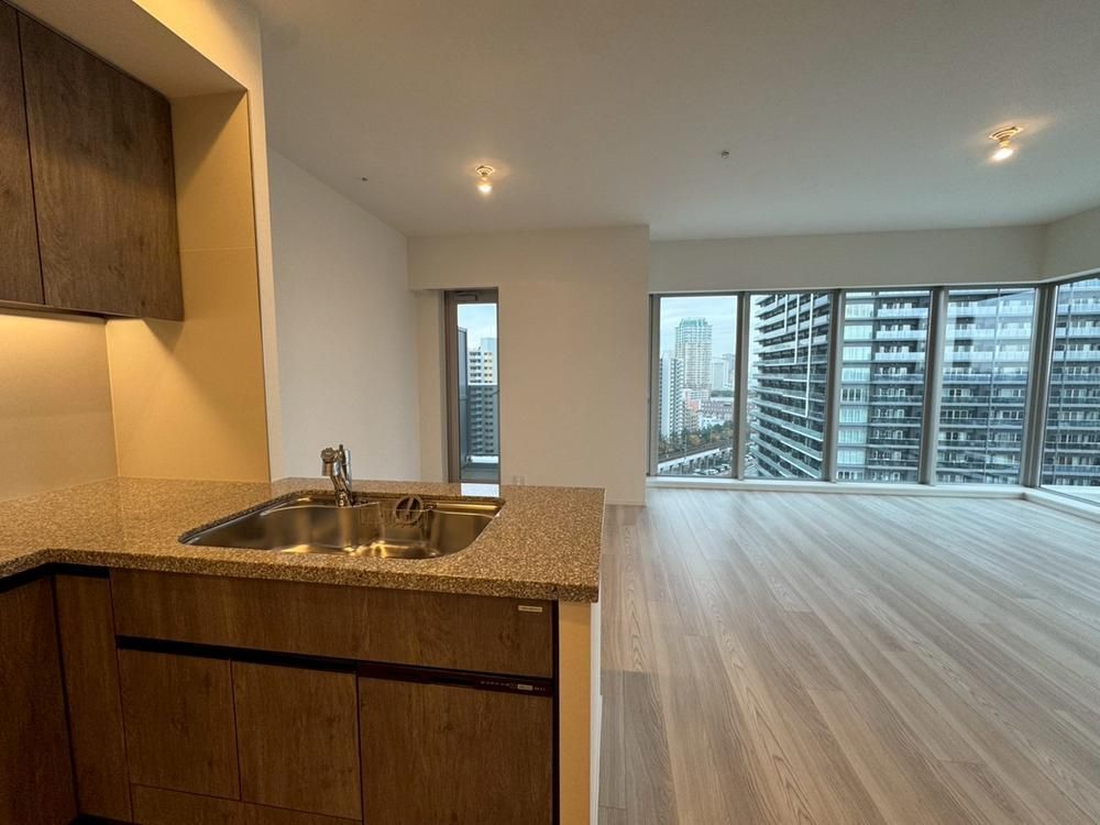 New 3LDK Corner Apartment in Makuhari Bay Park, Chiba - Thumbnail 4