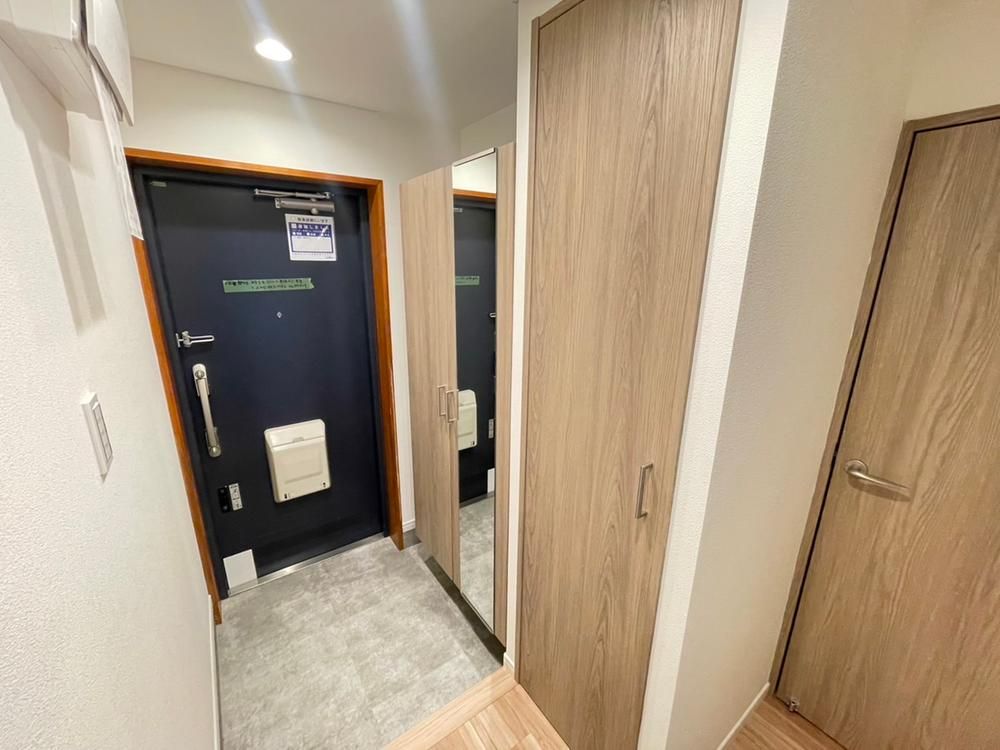 Renovated 2LDK Apartment for Sale in Isogo, Yokohama - Thumbnail 2