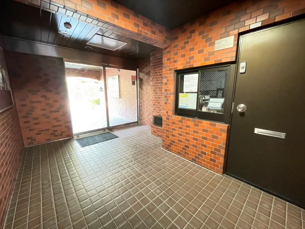 Renovated 2LDK Apartment for Sale in Isogo, Yokohama - Thumbnail 3