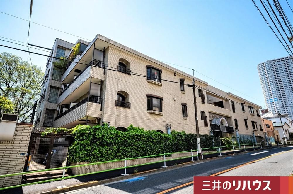 2LDK Apartment for Sale in Minato-ku, Tokyo - Thumbnail 2