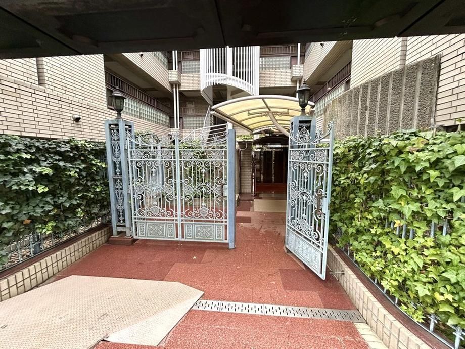 2LDK Apartment for Sale in Minato-ku, Tokyo - Thumbnail 3