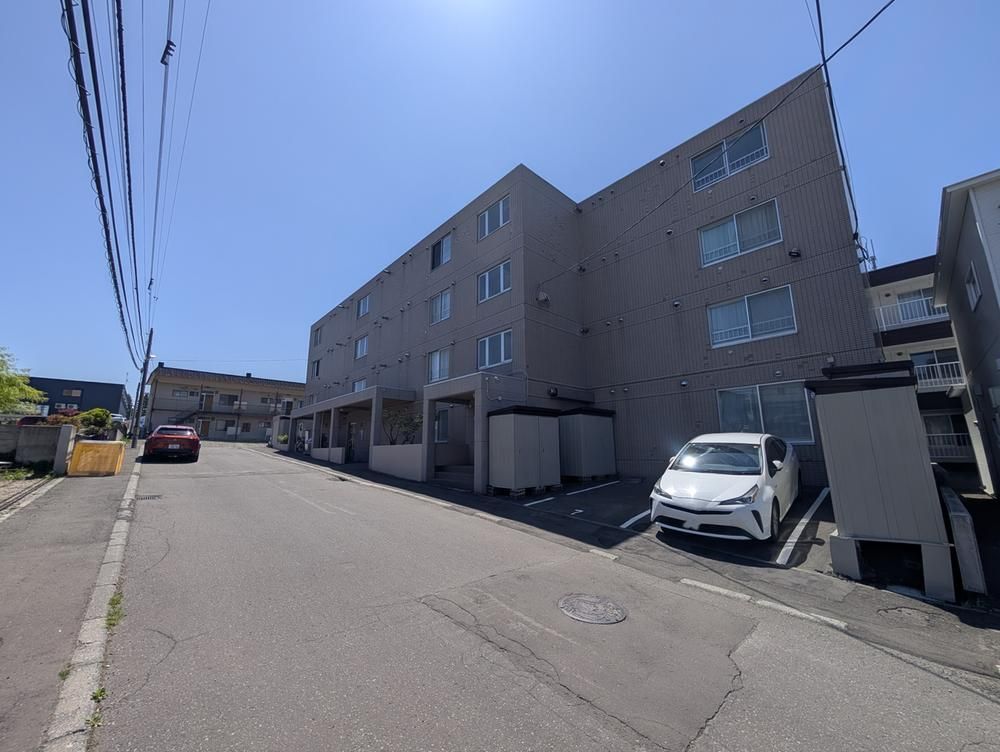 3LDK Apartment for Sale in Toyohira-ku, Sapporo - 4,800,000 Yen - Thumbnail 2