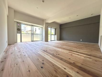 Renovated 2LDK Apartment with Private Garden in Yamato City - Thumbnail 2