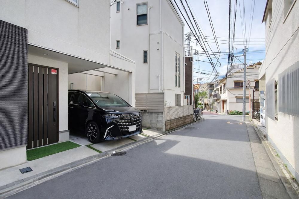 2LDK+2S House for Sale in Shinjuku, Tokyo - 120.91 sqm - Thumbnail 2