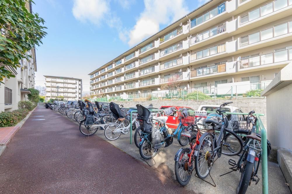 Renovated 3LDK Apartment for Sale in Takatsuki, Osaka - Thumbnail 3