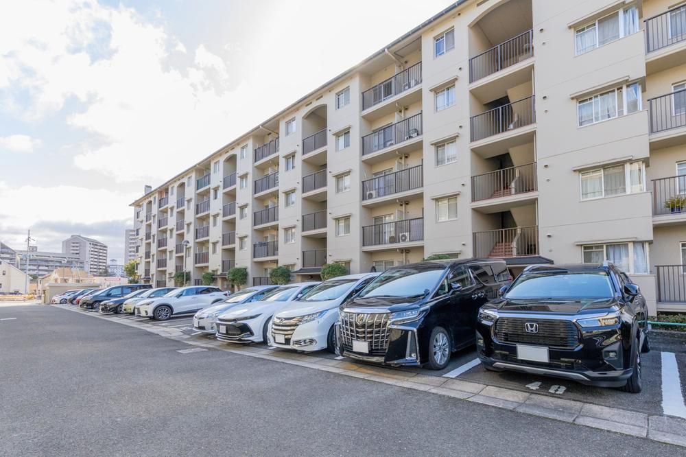 Renovated 3LDK Apartment for Sale in Takatsuki, Osaka - Thumbnail 2