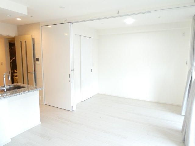 City House Yokohama 1LDK Apartment for Sale Near Yokohama Station - Thumbnail 3