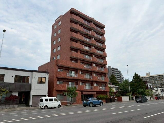 Renovated 3LDK Apartment for Sale in Sapporo Chuo Ward - Thumbnail 2