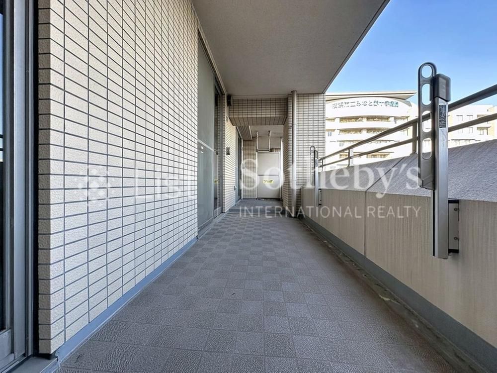 Renovated 4LDK Apartment for Sale in Naka-ku, Yokohama - Thumbnail 2