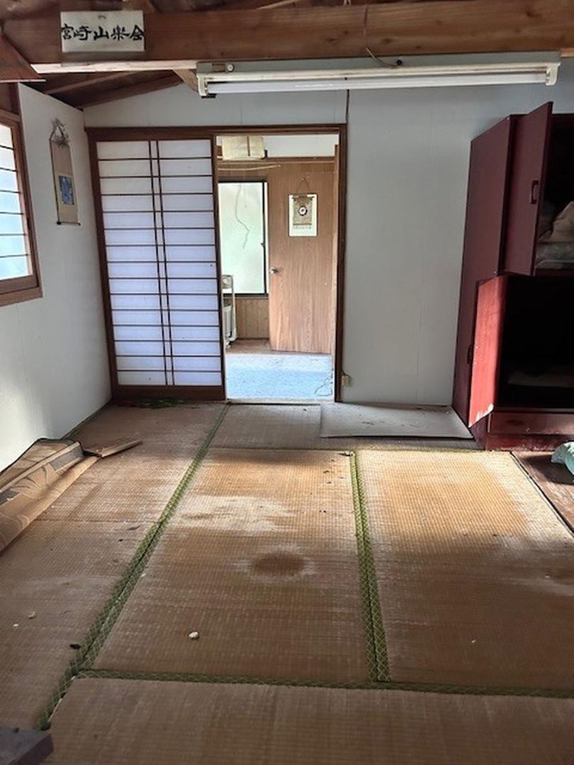 2DK Wooden House on Large 828m2 Plot in Miyazaki City - Thumbnail 2
