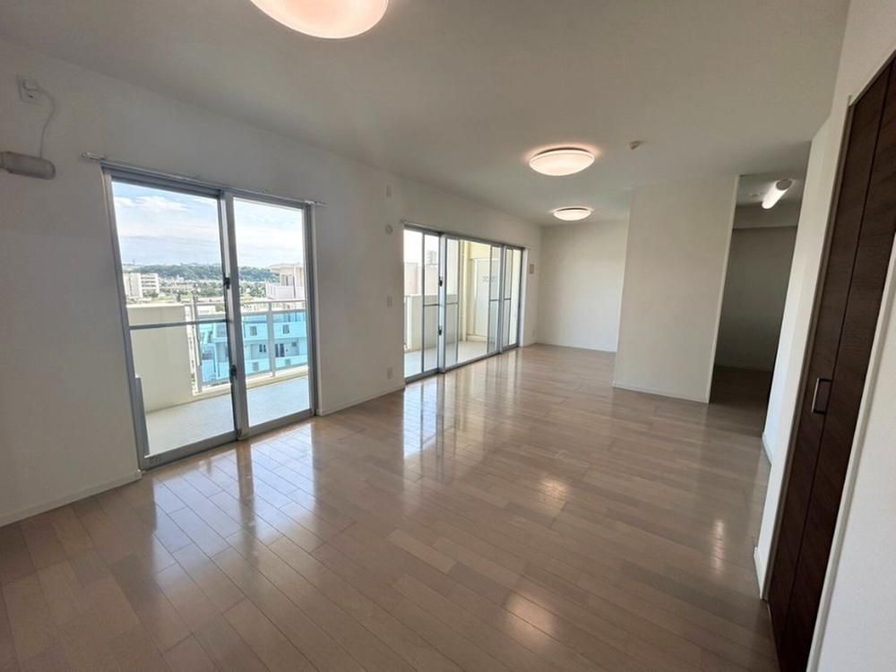 2LDK Apartment for Sale in Chatan, Okinawa - 68.15m2 - Thumbnail 3