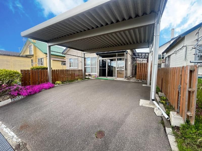 4LDK House for Sale in Hakodate with Garden and Parking - Thumbnail 3