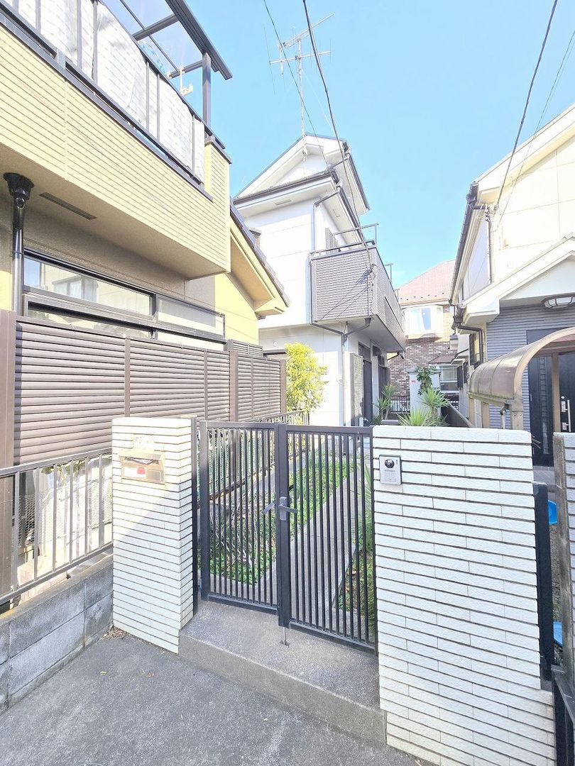 Refurbished 3LDK House with Island Kitchen Near Koizumi Station, Hamura - Thumbnail 2