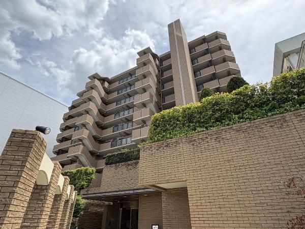 Grandeur Itami Midorigaoka Park 3LDK Apartment for Sale - Thumbnail 2