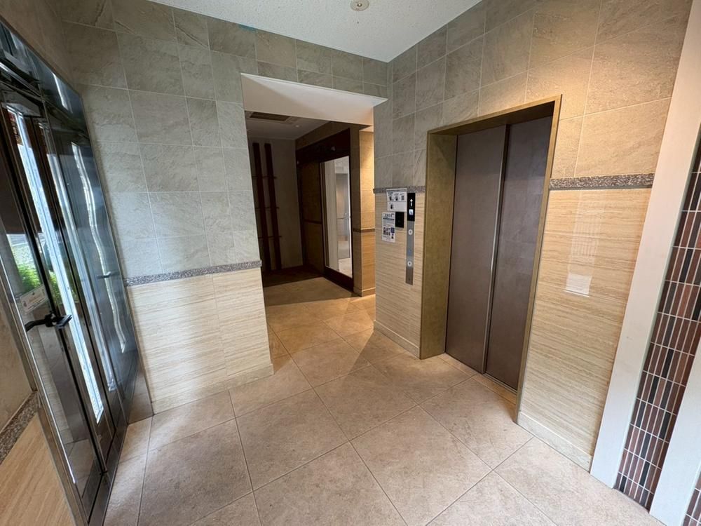 3LDK Renovated Corner Apartment in Naha, Okinawa - Thumbnail 2