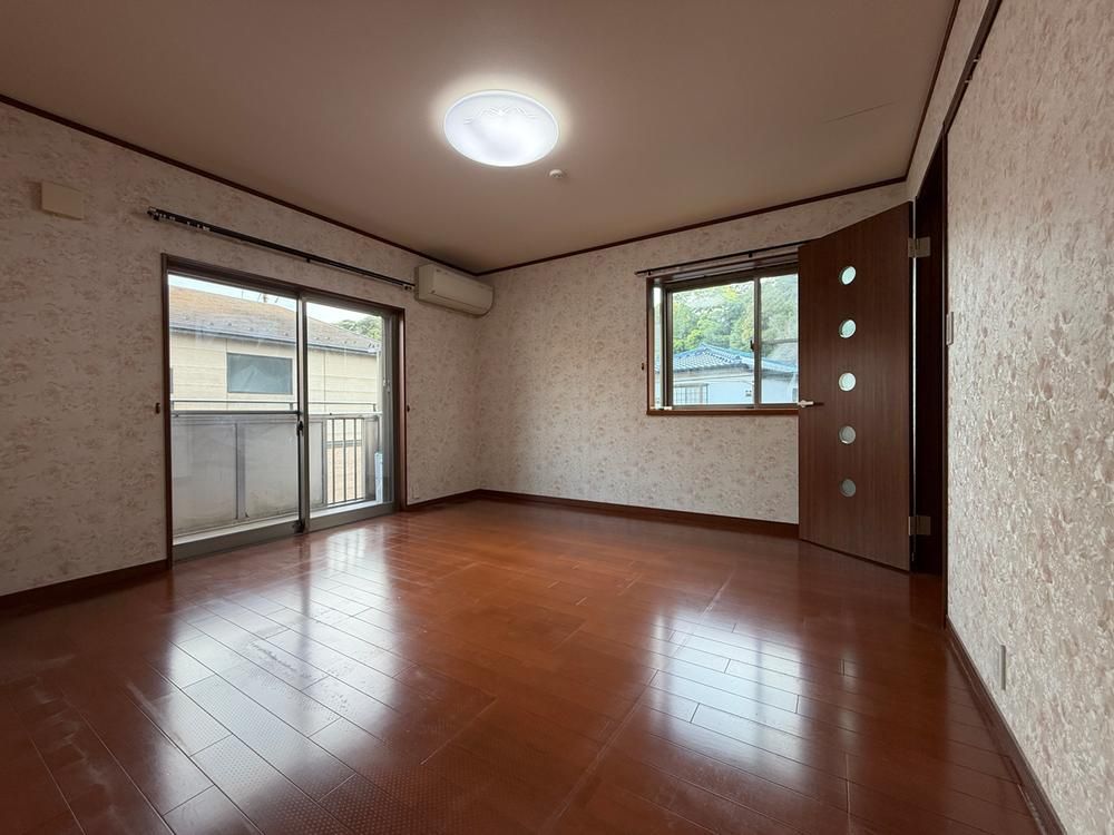 Renovated 2LDK+S House on Corner Lot in Yokosuka, Kanagawa - Thumbnail 4