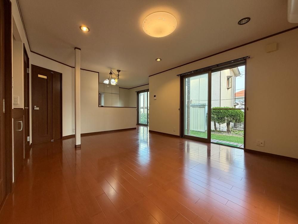 Renovated 2LDK+S House on Corner Lot in Yokosuka, Kanagawa - Thumbnail 3