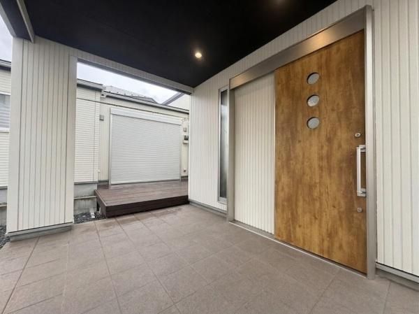 Spacious 2LDK Single-Story House in Chiba City with Wood Deck - Thumbnail 3