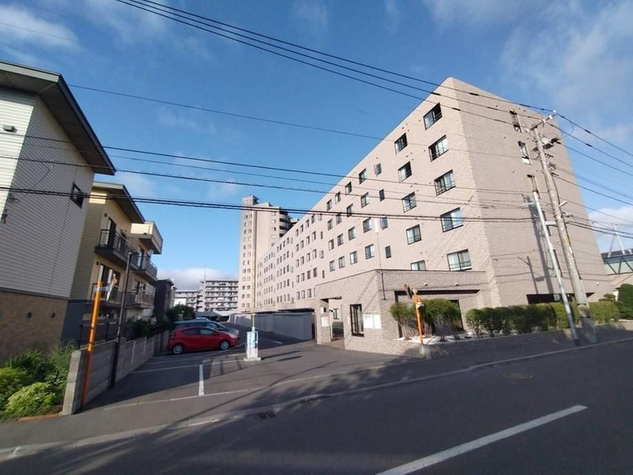 Renovated 4LDK Apartment in Sapporo Nishi Ward - Image 1